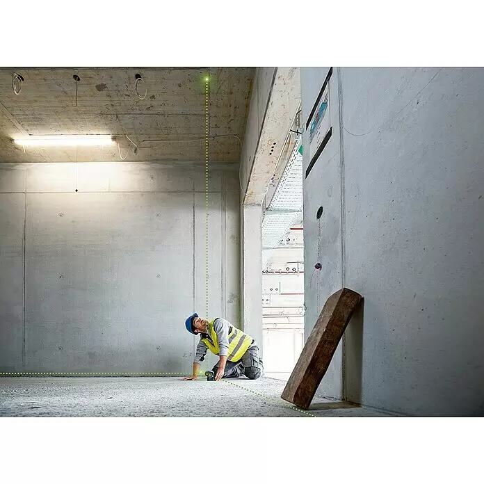 Bosch Professional Punktlaser GPL 5 G - Max. Arbeitsbereich: 30 m, 5 Laserpunkte - Bauarbeiter verwendet grünen Kreuzlinienlaser auf dem Boden, um Linien auf Betonwände und -decke zur Messung zu projizieren.