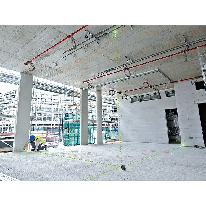 Bosch Professional Punktlaser GPL 5 G - Max. Arbeitsbereich: 30 m, 5 Laserpunkte - Bauarbeiter mit Laser-Nivelliergerät auf einer Baustelle. Das Gerät projiziert grüne Linien zur Ausrichtung im Raum.
