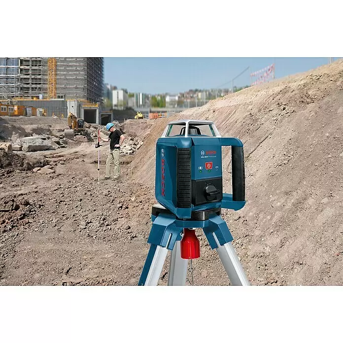 Bosch Professional Rotationslaser GRL 400 H PRO SET - Max. Arbeitsbereich mit Empfänger: 400 m, Mit Batterien - Blauer Bosch GRL 400 H Professional Rotationslaser auf Stativ, von Arbeiter auf Baustelle zur Nivellierung eingesetzt.
