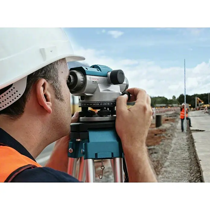 Bosch Professional Optisches Nivelliergerät GOL 32 D - Max. Arbeitsbereich: 120 m - Ein Bauarbeiter mit einem Bosch GOL 32 D Nivelliergerät auf einer Baustelle, der die Genauigkeit der Messungen überprüft.