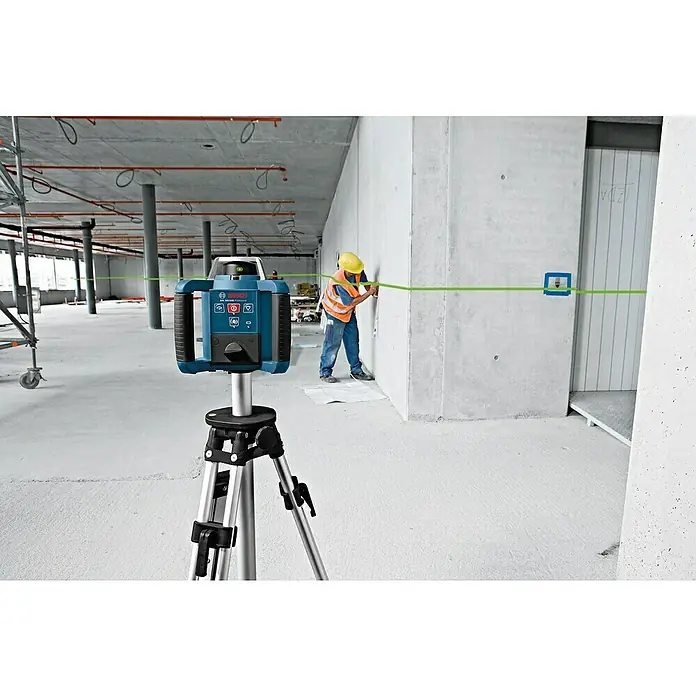 Bosch Professional Rotationslaser GRL 300 HV - Arbeitsbereich: Ø 60 m (ohne Empfänger), 11 -tlg. - Bosch GRL 300 HVG Professional Rotationslaser mit Stativ im Einsatz, ideal für präzise Nivellierarbeiten auf Baustellen.