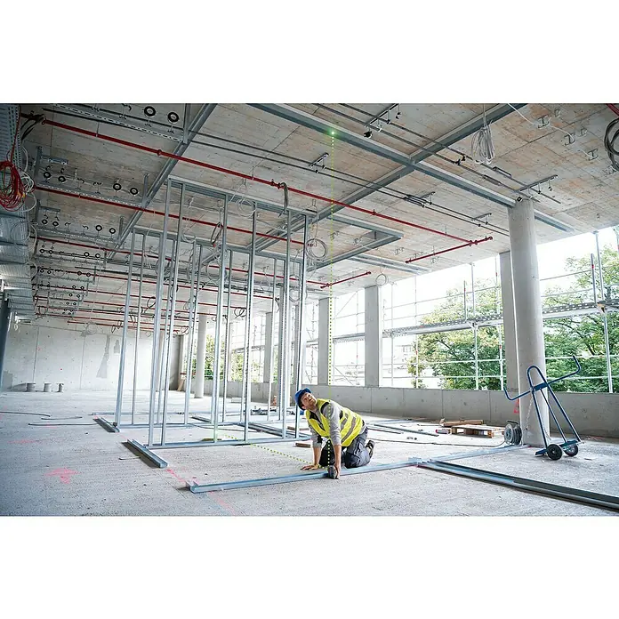 Bosch Professional Punktlaser GPL 3 G - Max. Arbeitsbereich: 30 m - Mann bei der Arbeit in einer Baustelle, der eine Metallschiene für die Wandinstallation vorbereitet.