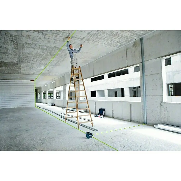 Bosch Professional Rotationslaser GRL 300 HVG - Max. Arbeitsbereich: 100 m, 5 -tlg. - Ein Bauarbeiter steht auf einer Leiter und arbeitet an einer Decke, während ein Linienlaser die Räumlichkeiten ausrichtet. Der Linienlaser ist ein präzises Werkzeug.