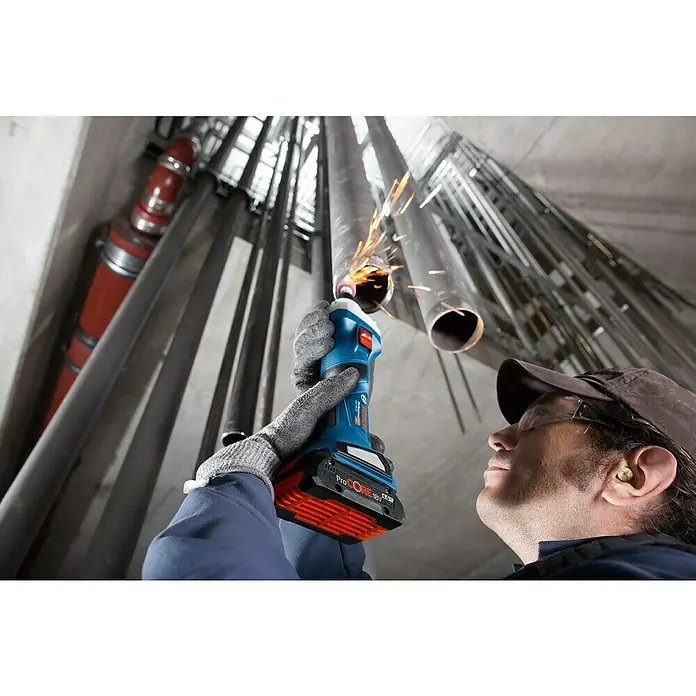 Bosch Professional AMPShare 18V Akku-Geradschleifer GGS 18V-20 - 18 V, Ohne Akku, Leerlaufdrehzahl: 24.000 U/min, Karton - Der Bosch GGS 18V-23 LC Professional Akku-Geradschleifer im Einsatz, ideal für Schleifarbeiten mit hoher Präzision und Leistung.