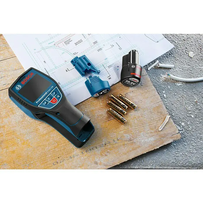 Bosch Professional Ortungsgerät D-tect 120Anzahl Akkus: 1 Akku, Erfassungstiefe: Max. 38 mm Holzunterkonstruktionen - Der Bosch D-tect 120 Professional Ortungsgerät mit Zubehör auf einer Holzoberfläche, ideal für Bau- und Renovierungsprojekte.