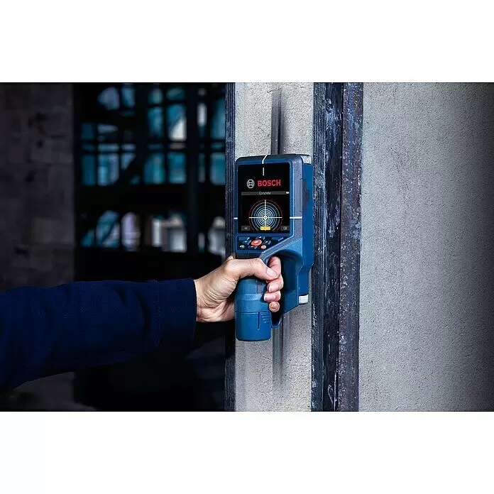 Bosch Professional Ortungsgerät D-tect 200 C - 1 Akku, Arbeitsbereich: 200 mm - Blauer und schwarzer Bosch Betonscanner, von einer Person an einer Betonwand gehalten, zeigt eine Zielgrafik auf dem Bildschirm.