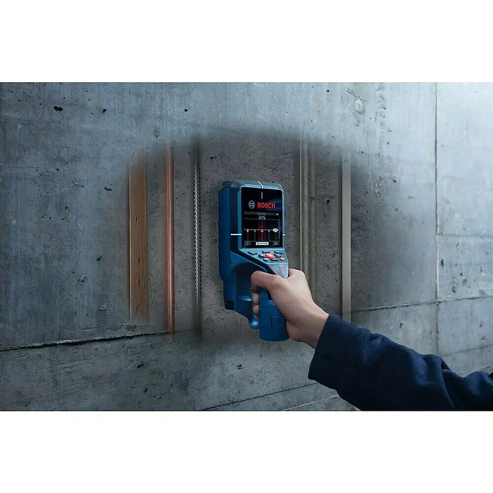 Bosch Professional Ortungsgerät D-tect 200 C - 1 Akku, Arbeitsbereich: 200 mm - Ein Bosch Ortungsgerät wird vor einer Betonwand gehalten, um verborgene Objekte wie Rohre und Leitungen zu lokalisieren.