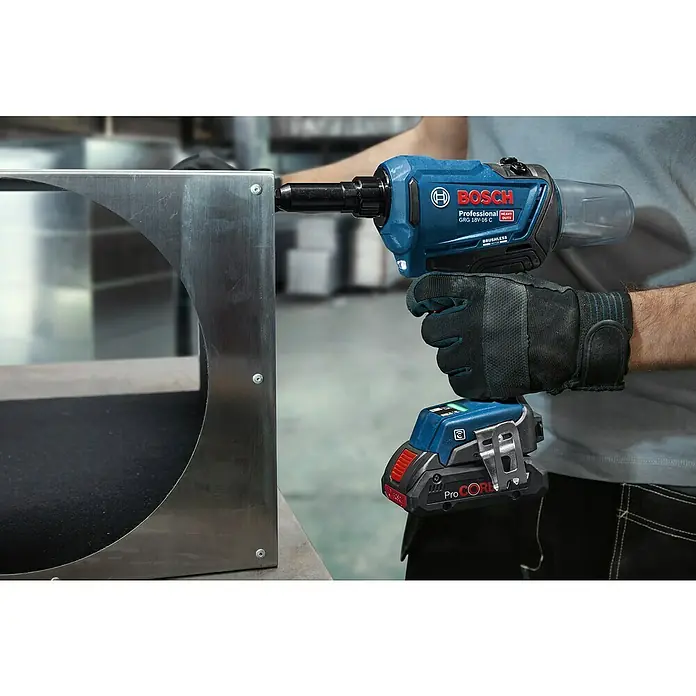 Bosch Professional AMPShare 18V Akku-Blindnietpistole GRG 18V-16 C - Ohne Akku, Durchmesser: 3 mm - 6,4 mm, 2 -tlg. - Nahaufnahme des Bosch Professional GRG 18V-16 C Akku-Nietgeräts, das ein Metallstück nietet.