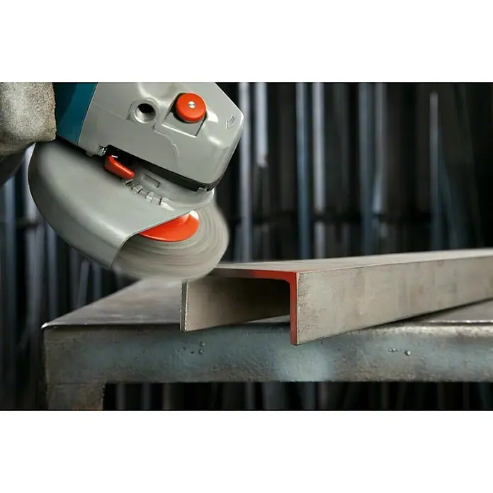 Bosch Professional Elektro-Winkelschleifer GWS 14-125 S - 1.400 W, Durchmesser Scheibe: 125 mm, Leerlaufdrehzahl: 2.800 U/min - 11.500 U/min - Eine Nahaufnahme eines Winkelschleifers beim Bearbeiten eines Metallprofils, der Funken sprüht und die Oberfläche glättet.
