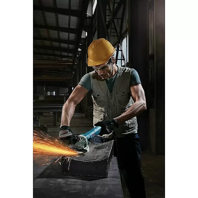 Bosch Professional Elektro-Winkelschleifer GWS 17-150 S - 1.700 W, Durchmesser Scheibe: 150 mm, Leerlaufdrehzahl: 2.400 U/min - 9.700 U/min - Anwendungsbeispiel