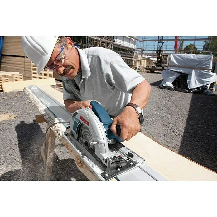 Bosch Professional Handkreissäge GKS 85 G - 2.200 W, Durchmesser Sägeblatt: 235 mm - Ein Handwerker sägt ein Holzbrett mit einer Bosch Kreissäge auf einer Baustelle. Die Kreissäge sorgt für präzise Schnitte.