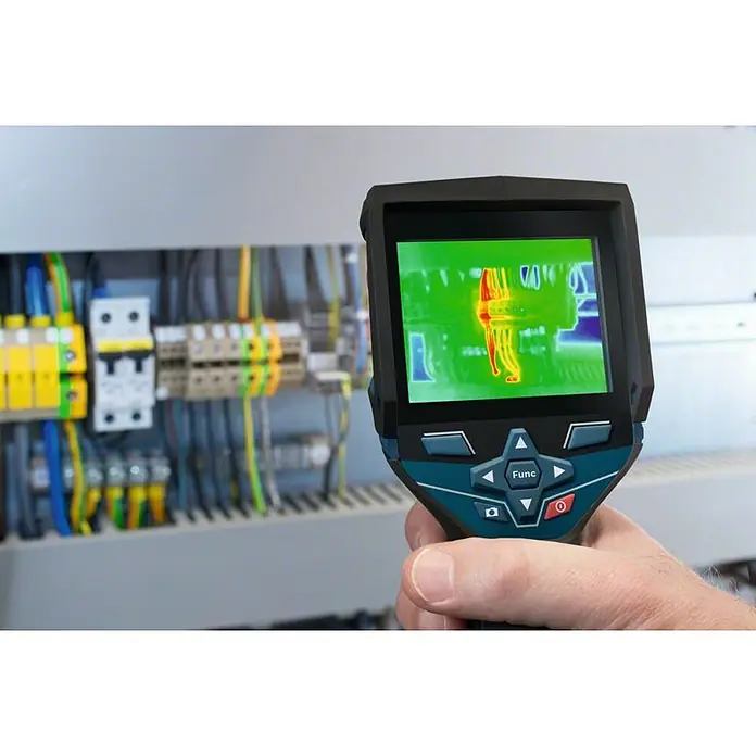 Bosch Professional Wärmebildkamera GTC 400 C - Messbereich Temperatur: -10 °C - 400 °C - Eine Wärmebildkamera wird verwendet, um die Temperatur in einem elektrischen Bedienfeld zu überprüfen und potenzielle Hotspots zu identifizieren.