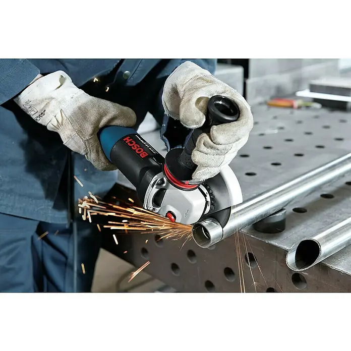 Bosch Professional Elektro-Winkelschleifer GWS 14-125 - 1.400 W, Durchmesser Scheibe: 125 mm, Leerlaufdrehzahl: 11.500 U/min - Ein Mann mit Schutzhandschuhen verwendet einen Bosch Winkelschleifer, um ein Metallrohr zu schneiden, wobei Funken sprühen.