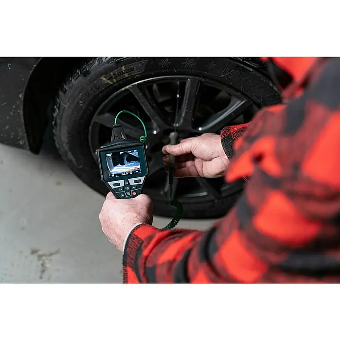 Bosch Professional Thermodetektor GIS 1000 C - Ohne Akku, Messbereich Temperatur: -40 °C - 1.000 °C - Thermografische Inspektion eines Reifens mit einem Wärmebildgerät, das Temperaturdaten auf einem Bildschirm anzeigt.