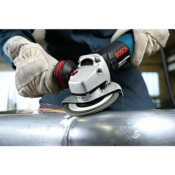 Bosch Professional Elektro-Winkelschleifer GWS 14-125 - 1.400 W, Durchmesser Scheibe: 125 mm, Leerlaufdrehzahl: 11.500 U/min - Nahaufnahme eines Bosch GWS 14-125 Winkelschleifers, der zum Schleifen eines Metallrohrs verwendet wird, wobei Funken entstehen.
