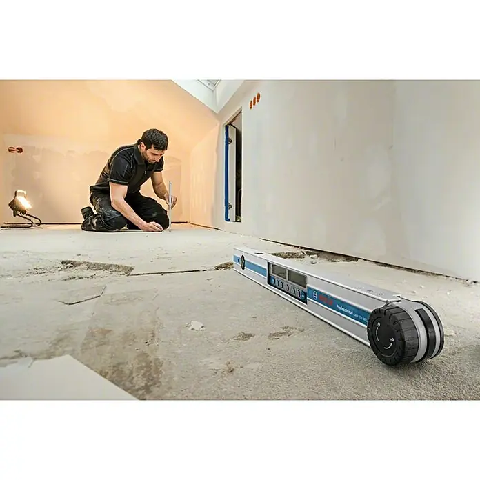 Bosch Professional Digitaler Winkelmesser GAM 270 MFL - Winkel: 0 ° - 270 °, Blattlänge: 60 cm - Ein Handwerker benutzt einen digitalen Neigungsmesser Bosch GAM 270 MFL, um einen Raum mit Dachschräge auszumessen.