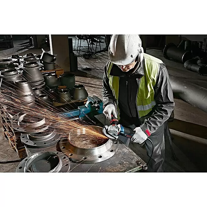 Bosch Professional Elektro-Winkelschleifer GWS 17-125 - 1.700 W, Durchmesser Scheibe: 125 mm, Leerlaufdrehzahl: 11.500 U/min - Arbeiter verwendet einen blau-schwarzen Bosch Winkelschleifer, um Metall zu schneiden, Funken erzeugend.