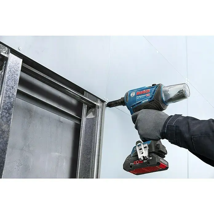 Bosch Professional AMPShare 18V Akku-Blindnietpistole GRG 18V-16 C - 18 V, Ohne Akku, Durchmesser: 3 mm - 6,4 mm, 5 -tlg. - Eine Bosch Akku-Blindnietpistole GRG 18V-16 C beim Vernieten von Metallprofilen, ideal für professionelle Anwendungen.