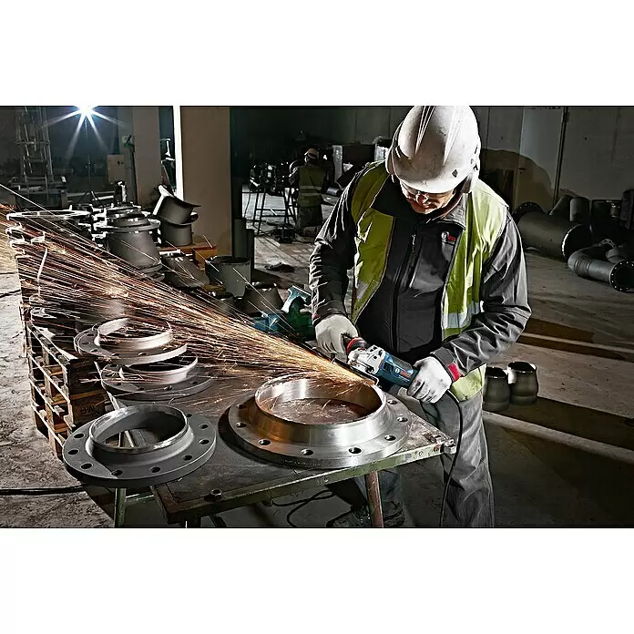 Bosch Professional Elektro-Winkelschleifer GWS 17-125 S - 1.700 W, Durchmesser Scheibe: 125 mm, Leerlaufdrehzahl: 2.800 U/min - 11.500 U/min - Arbeiter schleift Metallflansch mit blauem Bosch Winkelschleifer, Funken sprühen.