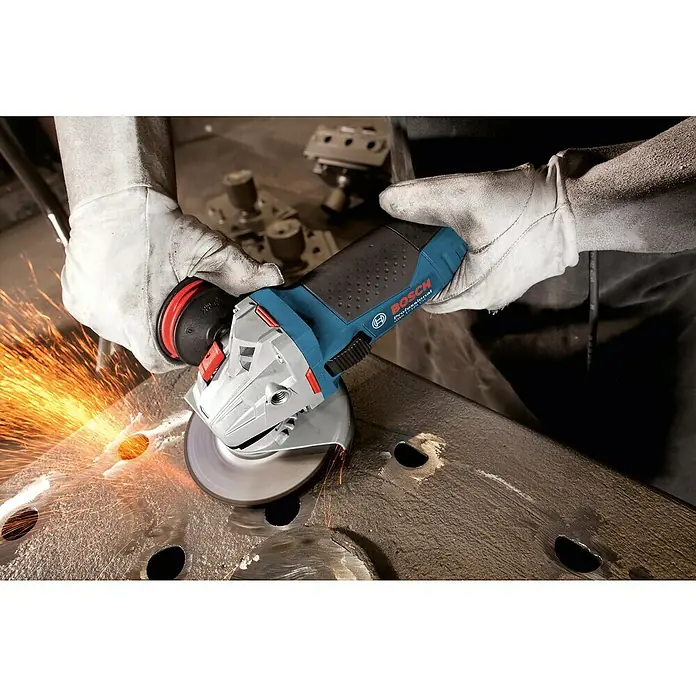 Bosch Professional Elektro-Winkelschleifer GWS 17-125 - 1.700 W, Durchmesser Scheibe: 125 mm, Leerlaufdrehzahl: 11.500 U/min - Nahaufnahme des Bosch Professional GWS 12V-76 Akku-Winkelschleifers in Aktion, der Metall schleift und Funken erzeugt. Ideal für professionelle Handwerker.