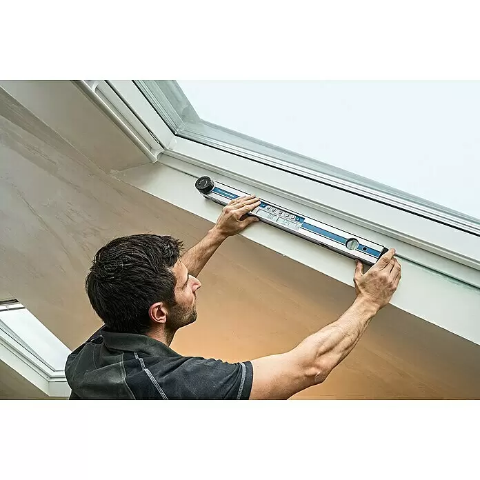 Bosch Professional Digitaler Winkelmesser GAM 270 MFL - Winkel: 0 ° - 270 °, Blattlänge: 60 cm - Mann misst mit einer silber-blauen digitalen Wasserwaage den Winkel eines Dachfensterrahmens, Anzeige 32,4 Grad.