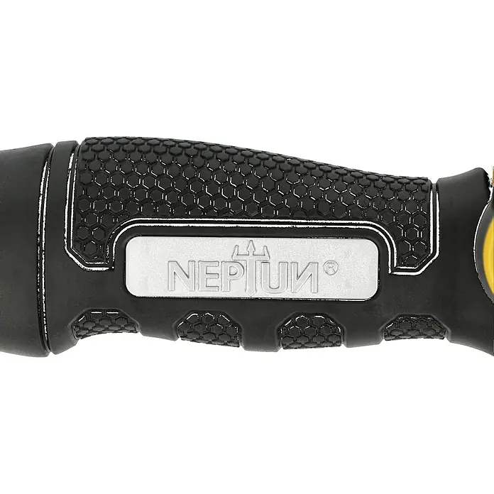 Neptun Brause - Kunststoff - Nahaufnahme des schwarzen Neptun-Werkzeughandgriffs mit hexagonalem Muster und silbernem Logo.