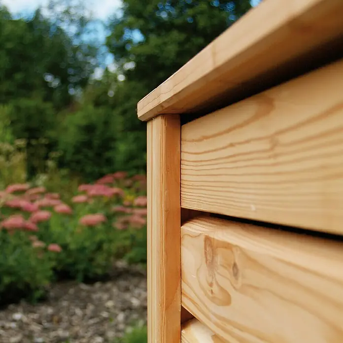 Pflanzkasten Rhombus - Holz, Natur - Nahaufnahme eines hölzernen Pflanzgefäßes im Garten, das die natürliche Maserung und Konstruktion des Holzes hervorhebt.