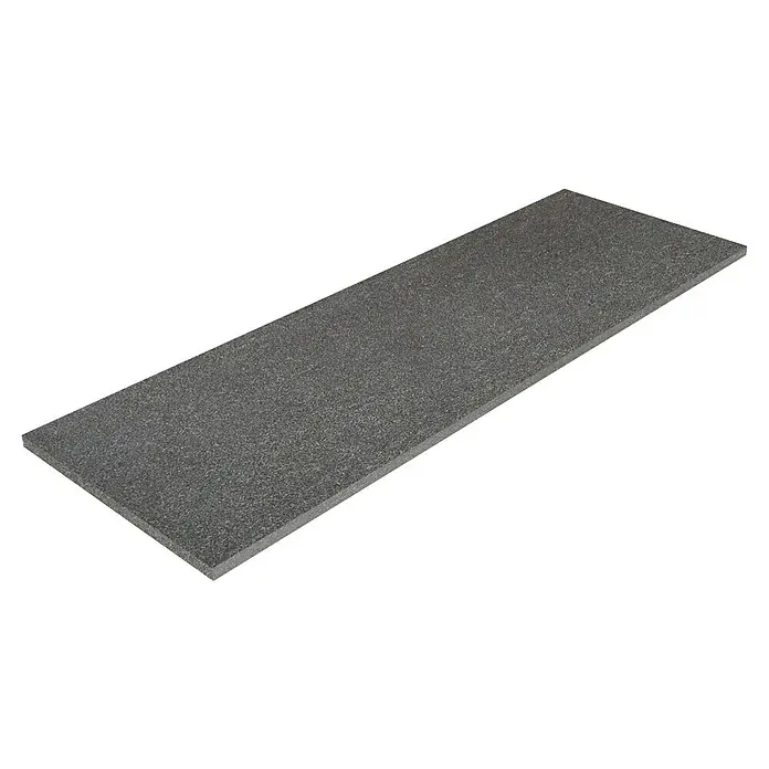 Terrassenfliese Basalt 2.0 - 59,7 x 119,7 x 2 cm, Basaltgrau, Matt - Nahaufnahme einer rechteckigen, anthrazitfarbenen Akustikplatte mit feiner Oberflächenstruktur. Ideal für Schallschutzlösungen.