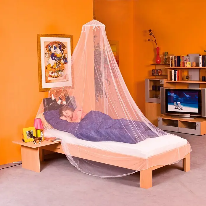 Easy Life Reisemoskitonetz Single - 8,5 x 2,2 m - Schlafendes Kind unter einem weißen Moskitonetz. Das Netz hängt über einem Bett in einem orangefarbenen Raum mit einem Fernseher.