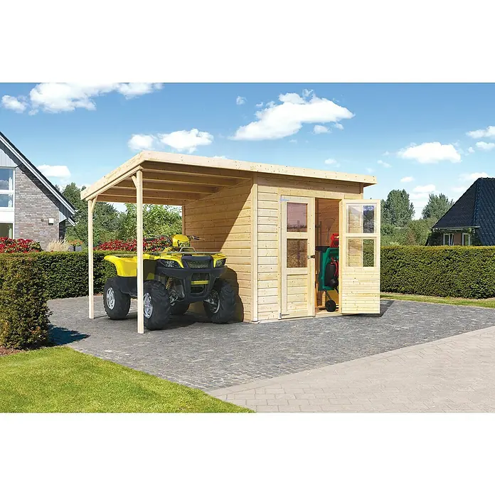 Karibu Gartenhaus Merseburg 4 - Außenmaß inkl. Dachüberstand (B x T): 390 x 236 cm, Holz, Natur, Mit Seitendach - Eine helle Holzgarage mit einem gelben Quad davor und einem Werkzeugschuppen mit geöffneten Türen daneben.