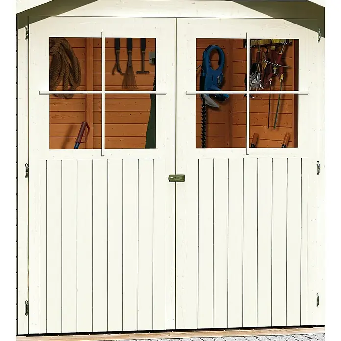 Karibu Gartenhaus Glücksburg - Außenmaß inkl. Dachüberstand (B x T): 242 x 175 cm, Holz, Terragrau, Grundfläche: 3,02 m² - Nahaufnahme der Gartenschuppentür mit Fenstern, die einen Blick auf die Werkzeuge im Inneren ermöglichen. Die Tür ist weiß gestrichen und hat einen einfachen Verschluss.