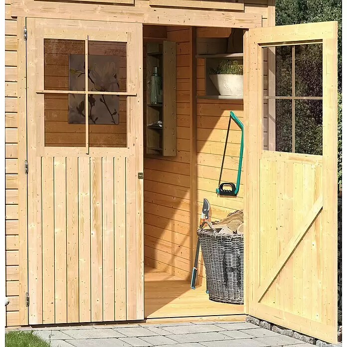 Karibu Gartenhaus Glücksburg - Außenmaß inkl. Dachüberstand (B x T): 439 x 236 cm, Holz, Natur, Grundfläche: 5,07 m² - Helles Gartenhaus aus Holz mit geöffneten Doppeltüren, das Gartengeräte, einen Holzkorb und Regale im Inneren zeigt.