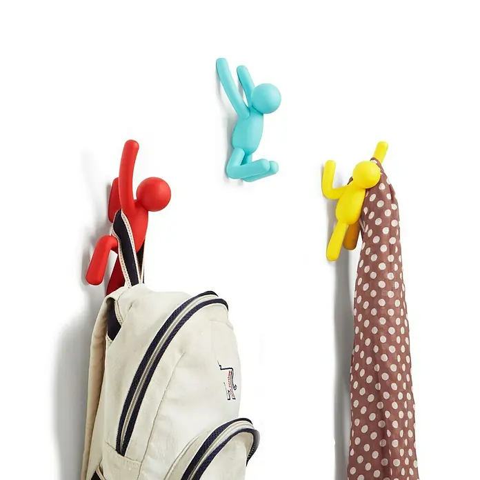 Kleiderhaken Buddy - 7,5 x 16,8 cm, Rot/Blau/Gelb, Traglast: 2,2 kg/Haken - Bunte Wandhaken in Form von kletternden Figuren, die eine Tasche und einen Schal halten.