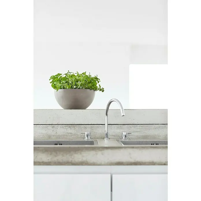 Ecopots Brussels Pflanzschale rund - Außenmaß (Ø x H): 25 x 12 cm, Kunststoff, Braungrau - Kräutertopf neben einer Spüle mit modernem Wasserhahn. Die graue Schale und der Chromhahn bilden einen schönen Kontrast.