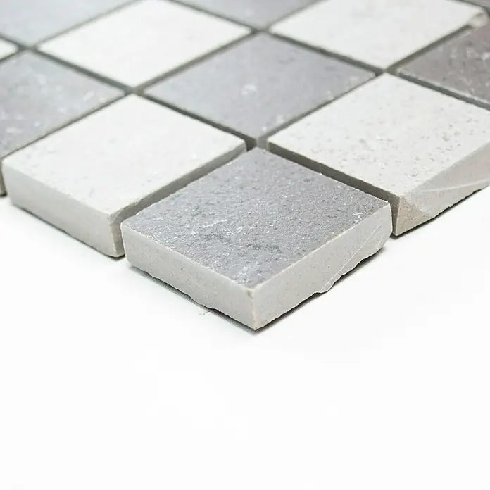 Mosaikfliese Quadrat CCT 322 - 30,6 x 30,6 cm, Grau, Matt - Nahaufnahme eines Musters aus hellgrauen und weißen Mosaikfliesen. Ein ideales Produkt für die Gestaltung von Wänden und Böden.