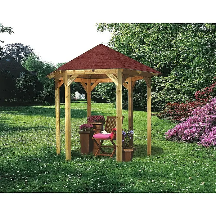 Karibu Pavillon Lissabon - Durchmesser: 299 cm, Schiefergrau, Natur - Ein hölzerner Pavillon mit rotem Dach steht in einem Garten mit Blumen und Bäumen. Der Pavillon bietet einen schattigen Platz zum Entspannen.