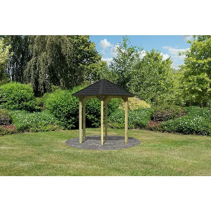 Karibu Pavillon Lissabon Set - Durchmesser: 299 cm, Schwarz, Natur - Hexagonaler Pavillon mit Holzsäulen und einem dunklen Dach, eingebettet in eine grüne Gartenlandschaft.