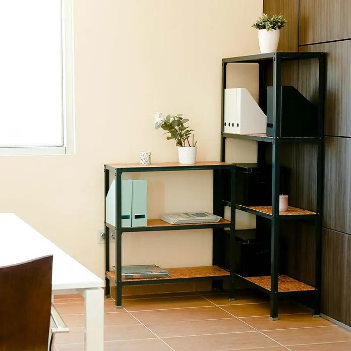 Simonrack Simonhome Metallregal Click Wood Mini - H x B x T: 90 x 80 x 30 cm, Traglast pro Boden: 150 kg, Anzahl Böden: 3 Stk., Stecken, Anthrazit/Braun - Ein Regal mit hölzernen Regalböden und einem schwarzen Metallrahmen, das Pflanzen, Ordner und Aufbewahrungsboxen hält.