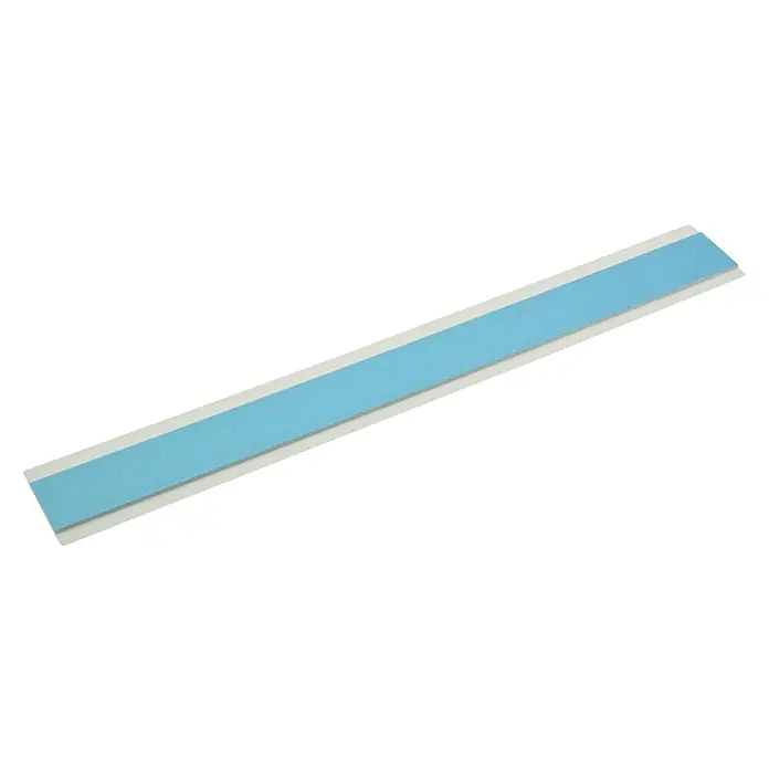 Häfele MetallleisteL x B: 500 x 50 mm - Nahaufnahme eines weißen LED-Streifens mit blauer Schutzfolie auf schwarzem Hintergrund. Ideal für stimmungsvolle Beleuchtung.