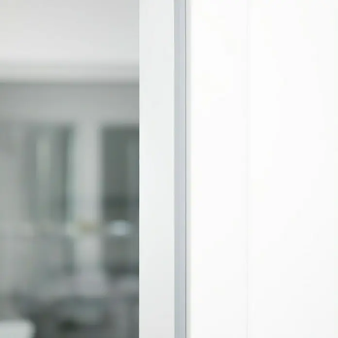Primo Universaldichtung Densa 25 - Grau, 6 m, Passend für: Fenster, Türen, Möbel mit Spaltenbreite 2 – 5 mm - Nahaufnahme einer modernen, weißen Tür, die sich durch ihr schlichtes Design und die klare Linienführung auszeichnet. Perfekt für minimalistische Räume.