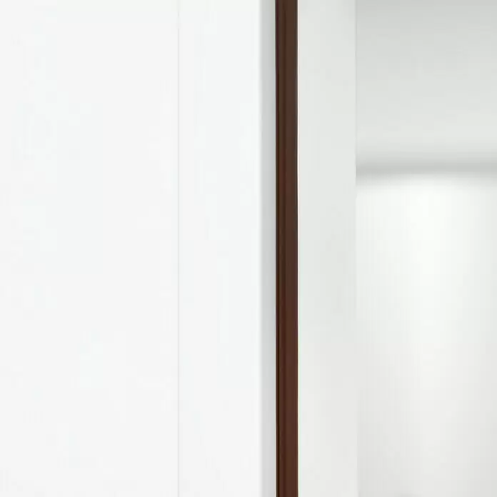 Primo Türdichtung Lignum 34 - Mahagoni, 5 m, Passend für: Holzzargen, Nutbreite 3 – 4 mm - Weiße Wandpaneele mit einem dunkelbraunen vertikalen Teiler.
