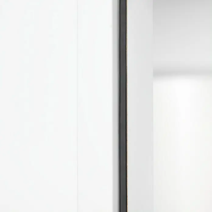 Primo Universaldichtung Lignum F 45 - Schwarz, 6 m, Passend für: Nutbreite 4 – 5 mm - Nahaufnahme eines modernen, weißen Kleiderschranks mit einer schmalen, dunklen Trennlinie, die elegantes Design und Funktionalität vereint.