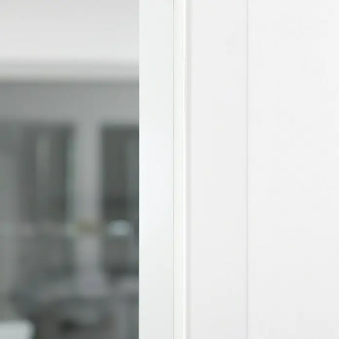 Primo Universaldichtung Densa 37 - Weiß, 6 m, Passend für: Fenster, Türen, Möbel mit Spaltenbreite 3 – 7 mm - Weiße Tür mit feinen Details und minimalistischem Design, ideal für moderne Innenräume.