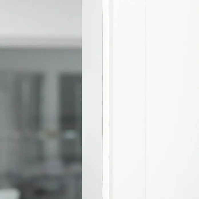 Primo Universaldichtung Densa 25 - Weiß, 6 m, Passend für: Fenster, Türen, Möbel mit Spaltenbreite 2 – 5 mm - Nahaufnahme eines modernen, weißen Schranks, der durch sein minimalistisches Design und die glatten Oberflächen besticht.