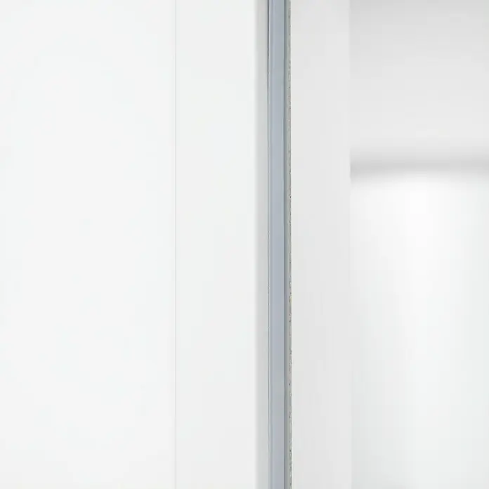 Primo Universaldichtung Lignum F 45 - Grau, 6 m, Passend für: Nutbreite 4 – 5 mm - Nahaufnahme einer weißen Schiebetür mit einem schlanken, silbernen Rahmen, der minimalistisches Design und Funktionalität vereint.