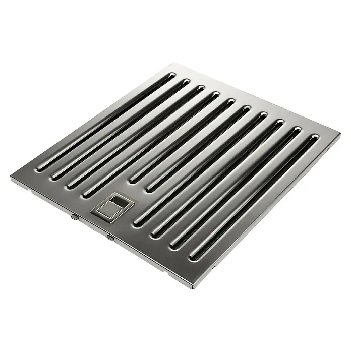 Elica Filtro de grasa KIT0010804 - Acero inoxidable, 1 ud., Específico para: Campanas Turboair - La imagen muestra un filtro de campana extractora plateado con ranuras estrechas y un asa cuadrada sobre un fondo negro.