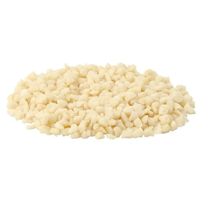 CJ Wildlife Wildvogelfutter - 1 kg - Nahaufnahme von gehackten Mandeln, die eine interessante Textur und Form zeigen, ideal als Topping für Desserts oder Backwaren.