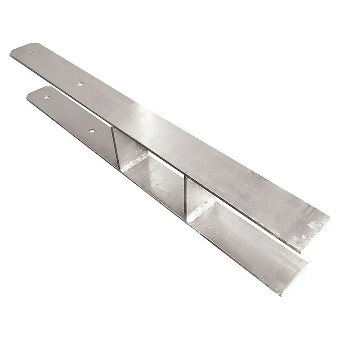 Karibu H-Pfostenanker - Geeignet für: Holzpfosten 9 x 9 cm - Eine Nahaufnahme von zwei silbernen Metallstangen, die durch kurze, senkrechte Stützen verbunden sind, mit Löchern an den Enden.
