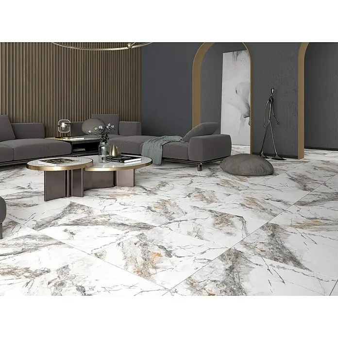 Feinsteinzeugfliese Marble Visage - 60 x 120 cm, Dunkelgrau, Glänzend - Elegantes Wohnzimmer mit Marmorfliesen. Die Marmorfliesen verleihen dem Raum ein luxuriöses Aussehen.