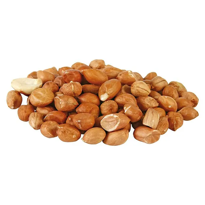 CJ Wildlife Wildvogelfutter - 1 kg, Ganze Erdnüsse - Eine Nahaufnahme einer großen Menge gerösteter, geschälter Erdnüsse auf einem schwarzen Hintergrund.